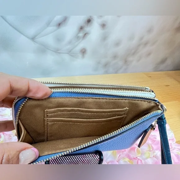 COACH Double Zipper Wristlet
Clutch Tan cream and blue Pebble Leather - Picture 11 of 12